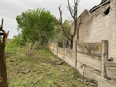 У Дружківці внаслідок обстрілу пошкоджено ангари, адмінбудівлю та автівки У Дружківці внаслідок обстрілу пошкоджено ангари, адмінбудівлю та автівки