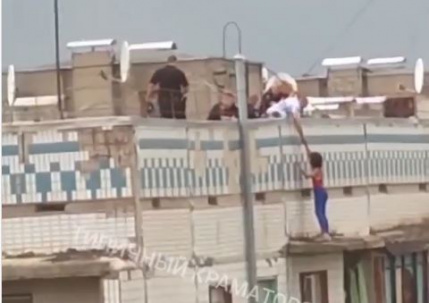 В Донецкой области на козырьке балкона 9 этажа несколько часов просидела женщина