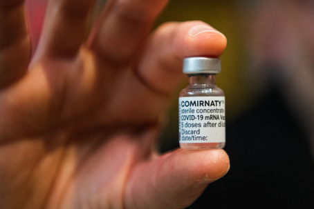 Педагогов начнут прививать вакциной от Pfizer