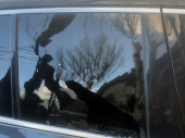 Мужчина повредил машину депутата в Донецкой области