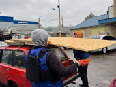 Волонтери «Янголів спасіння» передали будматеріали для екстреного ремонту осель у Дружківці