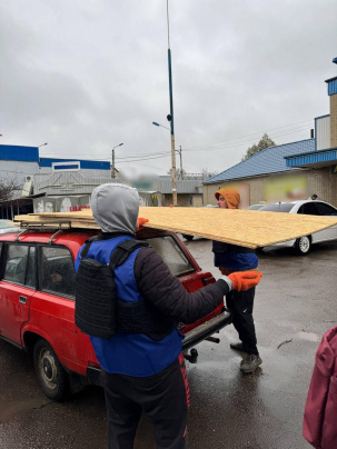 Волонтери «Янголів спасіння» передали будматеріали для екстреного ремонту осель у Дружківці