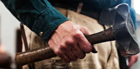 П’яний дружківчанин з молотком кидався на поліцейського П’яний дружківчанин з молотком кидався на поліцейського