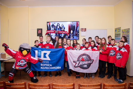 Школьники Константиновки и Шахово поддержали любимый ХК «Донбасс»