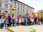 Благотворители подарили детям Новоселовки новую площадку