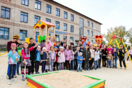 Благотворители подарили детям Новоселовки новую площадку