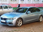 В Дружковке неизвестные разбили стекла BMW, стоявшей возле подъезда многоэтажки