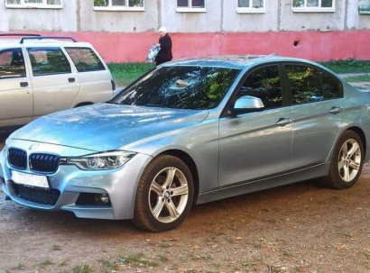 В Дружковке неизвестные разбили стекла BMW, стоявшей возле подъезда многоэтажки В Дружковке неизвестные разбили стекла BMW, стоявшей возле подъезда многоэтажки
