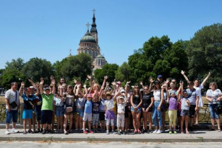 Летний досуг: школьникам Покровского района организовали экскурсию в Харьков