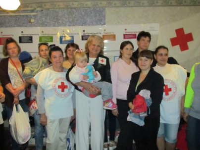 Одежду и игрушки нуждающимся раздавал Красный Крест в Дружковке