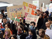 В Киеве женщины требовали, чтобы в "критические дни" им давали выходные