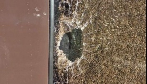 Подростки камнями разбили окно в пассажирском поезде