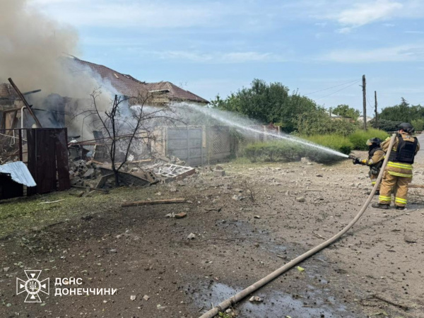 Обстріл Дружківки: рятувальники евакуювали 8 людей з небезпечної зони та ліквідували пожежі