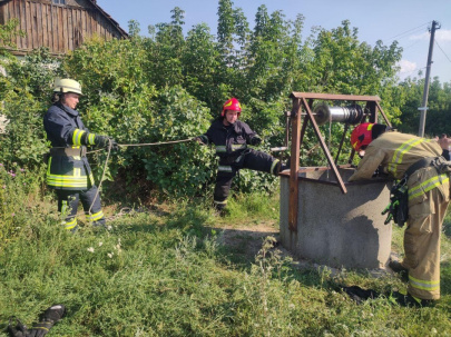 У Дружківці рятувальники дістали чоловіка з 20-метрового колодязя