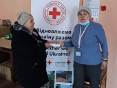 У Дружківці волонтери Червоного Хреста видали павербанки людям похилого віку