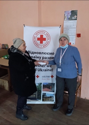 У Дружківці волонтери Червоного Хреста видали павербанки людям похилого віку