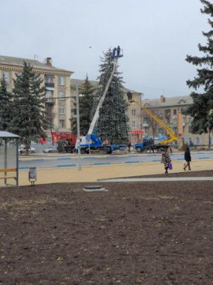 Дружковку продолжают украшать к новогодним праздникам (фото) Дружковку продолжают украшать к новогодним праздникам (фото)