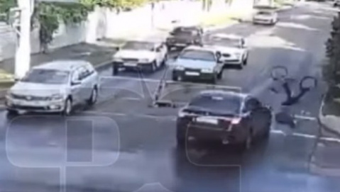 Автомобиль сбил велосипедиста в Славянске — видео