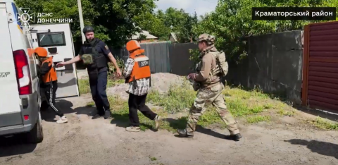 Рятувальники евакуювали сім'ю з двома дітьми з Олексієво-Дружківки