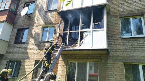 Балкон жилой квартиры загорелся в Славянске — видео