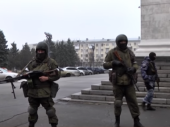 Неизвестные в военной форме захватили и заблокировали центр Луганска (ВИДЕО)