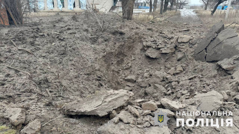 На Донеччині ворог зруйнував домівки, школу, завод та лікарю