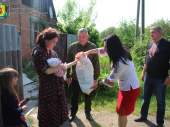 Новонародженим дружківчанам подарували вишиванки 