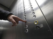 Отремонтированные лифты обещают запустить до конца месяца  