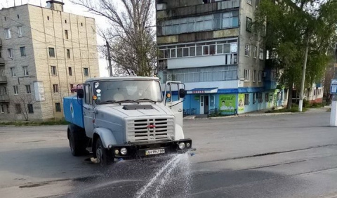 В Дружковке дороги обрабатывают водой без добавления моющих или химических средств 