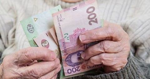 Правительство отсрочило обязательный перевод пенсий на банковские карты