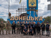 На стелі, встановленій на межі Донеччини й Харківщини, підняли український прапор! 