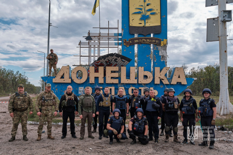 На стелі, встановленій на межі Донеччини й Харківщини, підняли український прапор! 