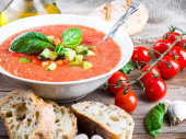 Лучшее блюдо в жару: ароматный испанский томатный суп гаспачо