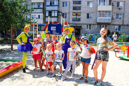 В Константиновке благотворители открыли новую детскую площадку 