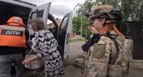 Рятувальники евакуювали 2 мешканців Олексієво-Дружківки, зокрема 1 дитину Рятувальники евакуювали 2 мешканців Олексієво-Дружківки, зокрема 1 дитину