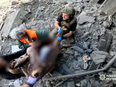 Парамедики поліції врятували важкопораненого чоловіка з-під завалів у Дружківці