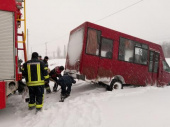 В Дружковке спасатели вытащили из сугроба автобус