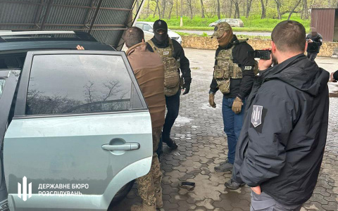 В Донецькій області затримали військовослужбовця, який хотів продати привезений волонтерами автомобіль В Донецькій області затримали військовослужбовця, який хотів продати привезений волонтерами автомобіль