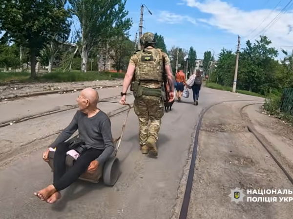 Під гул дронів і вибухів: «Білі Янголи» евакуювали з Дружківки літнє подружжя