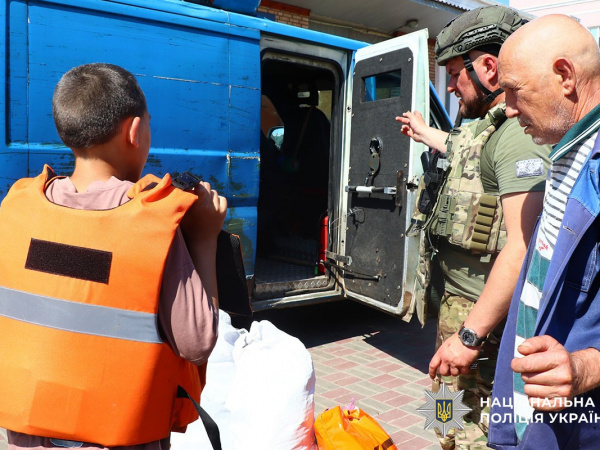 Із небезпечного району Дружківки «Білі янголи» евакуювали дві родини з трьома дітьми