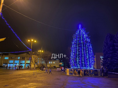 В Дружковке новогодние елки засияли яркими огнями В Дружковке новогодние елки засияли яркими огнями