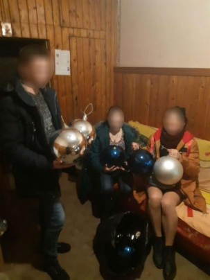 Полицейские задержали парней, которые украли шары с новогодней елки