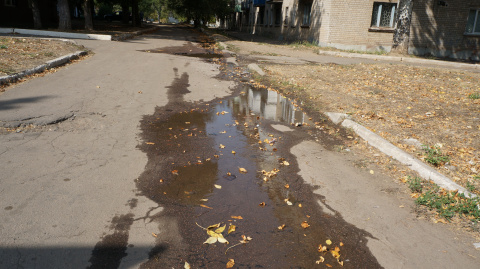 В Дружковке по улице больше недели течет питьевая вода