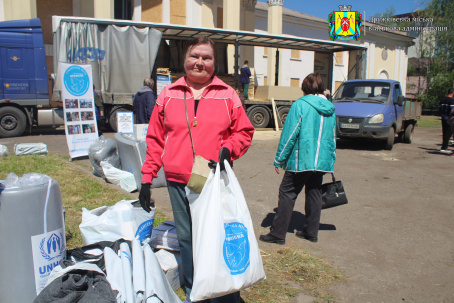 Мешканцям Дружківки, чиї домівки постраждали від атаки окупантів, видали гуманітарні набори Мешканцям Дружківки, чиї домівки постраждали від атаки окупантів, видали гуманітарні набори