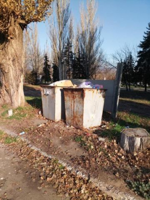 В Дружковке украли части ограждений площадок для сбора мусора