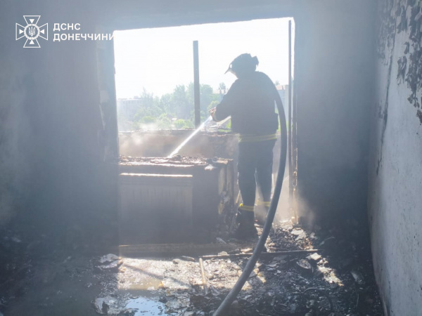 Ворог двічі атакував Дружківку: виникли пожежі у багатоповерхівці