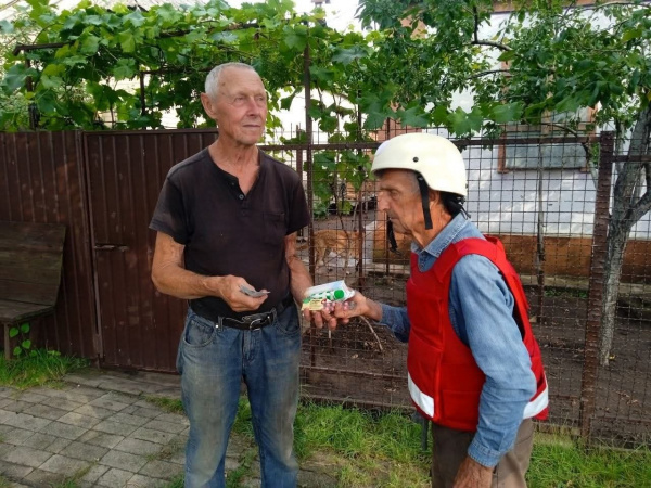 Волонтер Червоного Хреста підтримує літніх жителів Дружківської громади