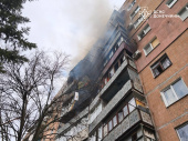 Ворожий удар по Дружківці: рятувальники ліквідували пожежу та врятували жінку