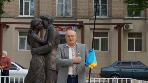 Анатолий Водолазский вновь вышел на центральную улицу Дружковки с украинским флагом