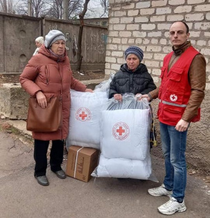 Гуманітарна допомога для ВПО від Червоного хреста у Дружківці Гуманітарна допомога для ВПО від Червоного хреста у Дружківці